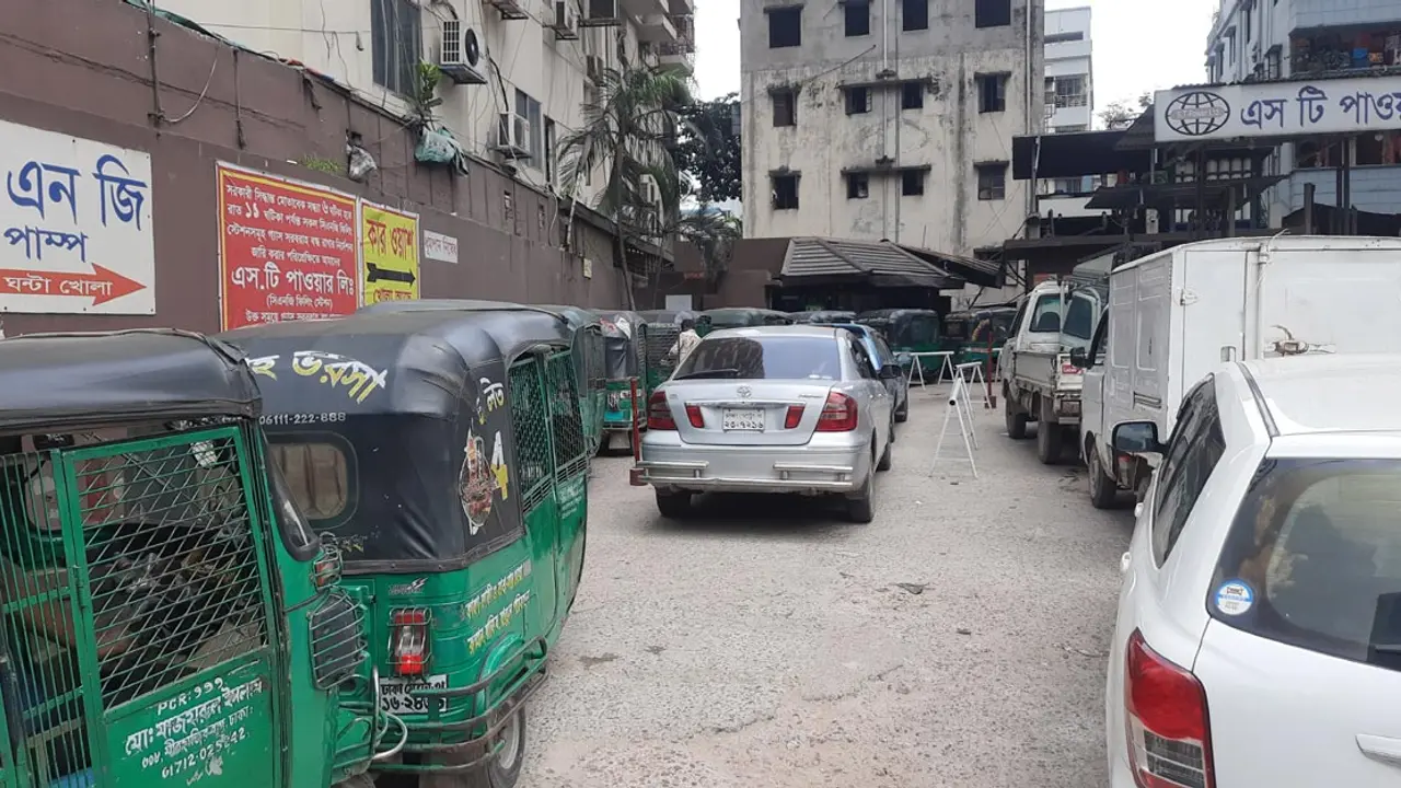 গ্যাসের চাপ কম, সিএনজি ফিলিং স্টেশনে দীর্ঘ লাইন