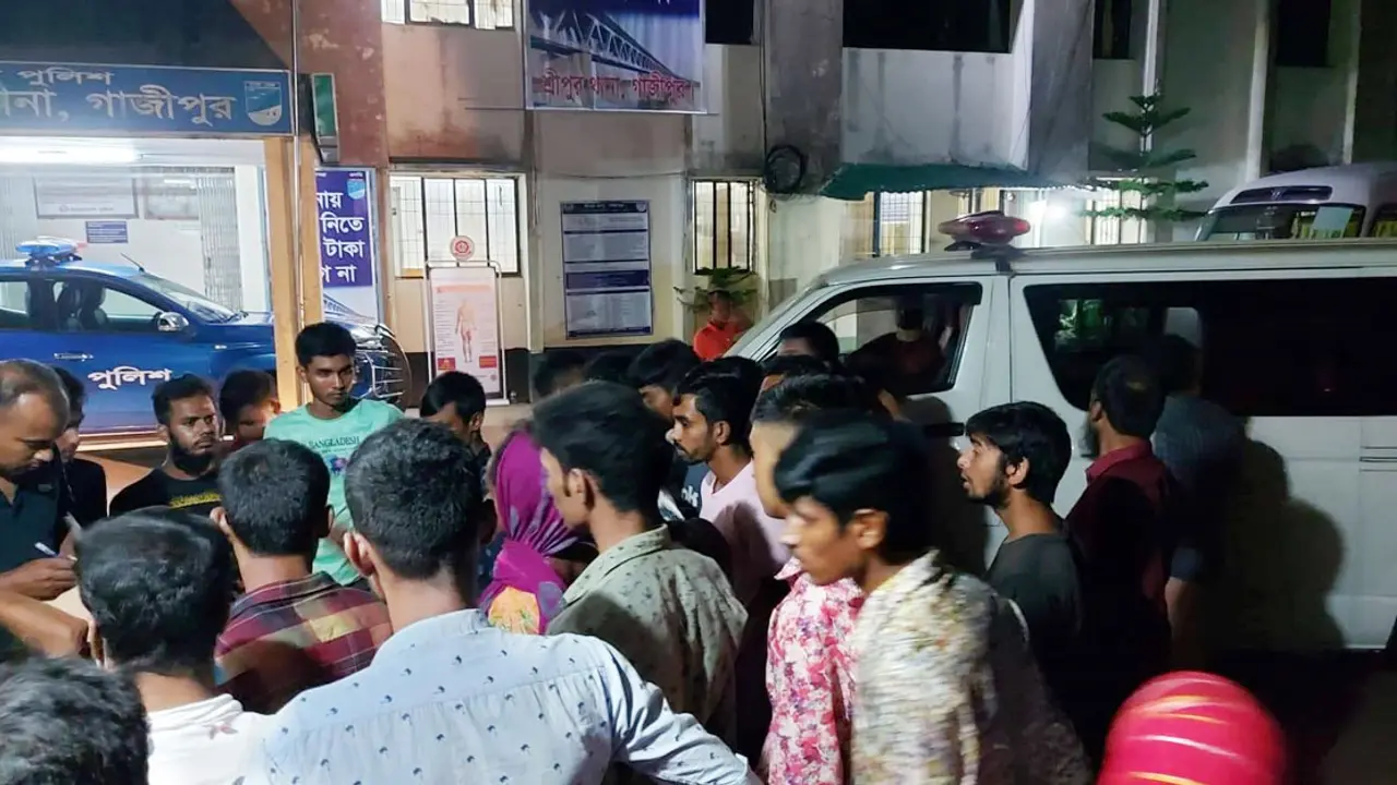 বিচারের দাবিতে ছেলের লাশ নিয়ে থানায় বাবা