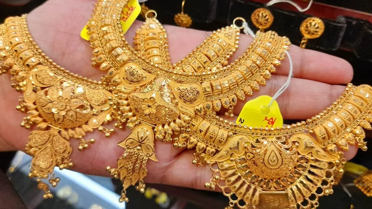 সোনার দাম আরও কমলো