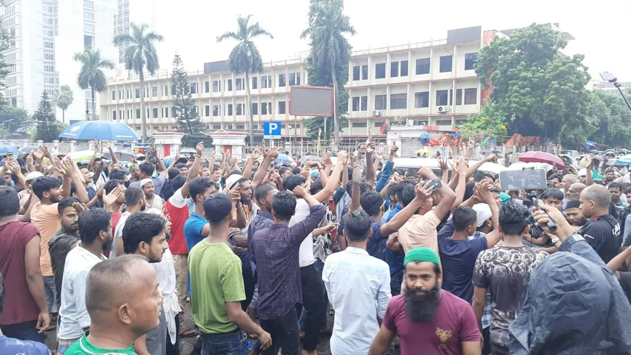 গুলিস্তানে উচ্ছেদ অভিযান শুরু হতেই হকারদের বিক্ষোভ