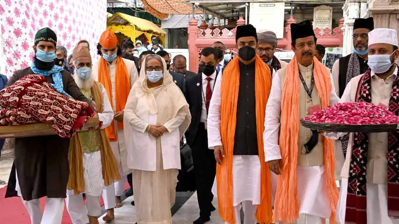 নিজামউদ্দিন আউলিয়ার মাজার জিয়ারত করলেন প্রধানমন্ত্রী