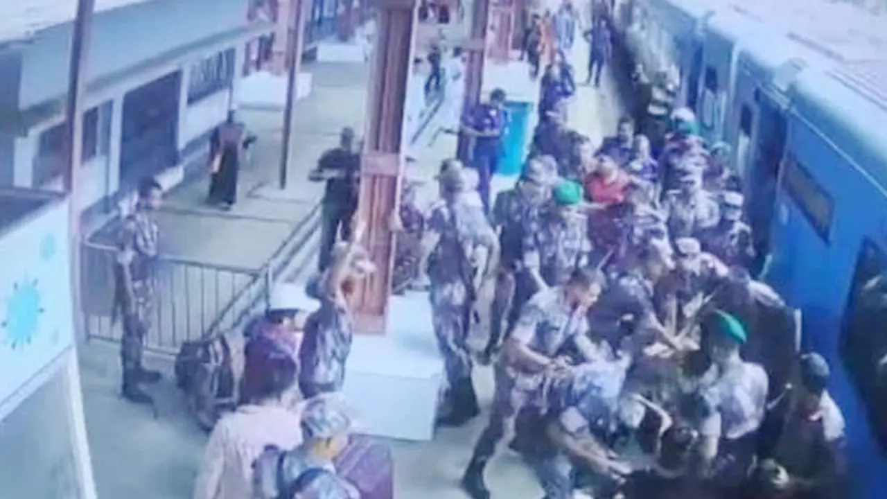 বেনাপোলে ট্রেনে তল্লাশি নিয়ে বিজিবি-রেল পুলিশ সংঘর্ষ, আহত ৩