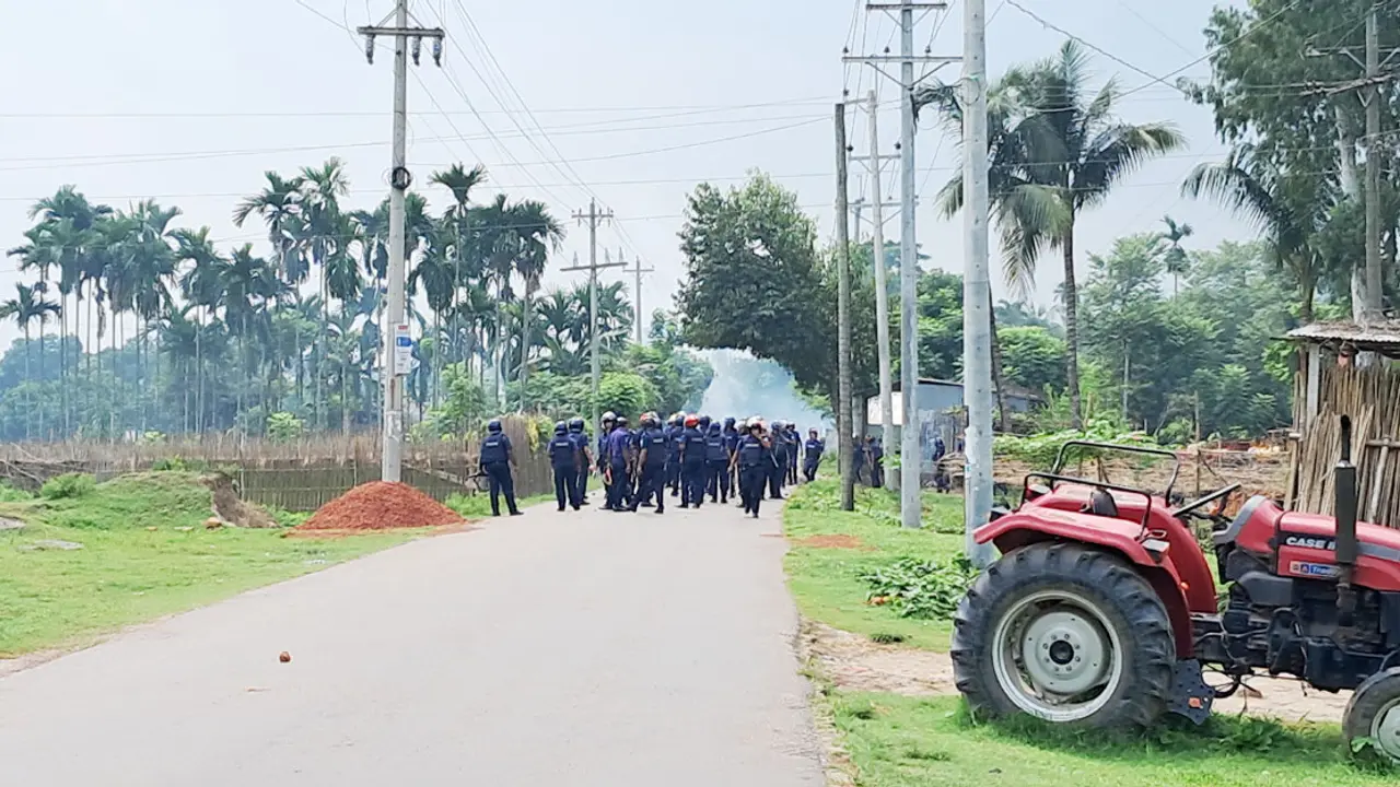 কিশোরগঞ্জে ৩ ঘণ্টা ধরে সংঘর্ষ, পুলিশসহ ২ শতাধিক আহত