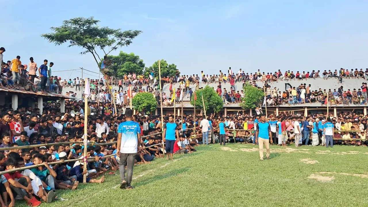 ব্যারিস্টার সুমনের খেলা দেখতে ভিড়, ভেঙে পড়ল টিনের চালা