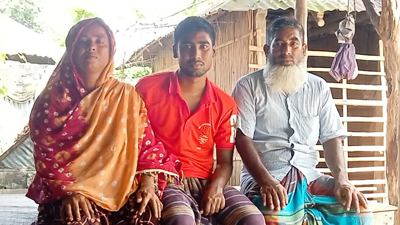 টাকার অভাবে বুয়েটে পড়াশোনা অনিশ্চিত ভ্যানচালকের ছেলের