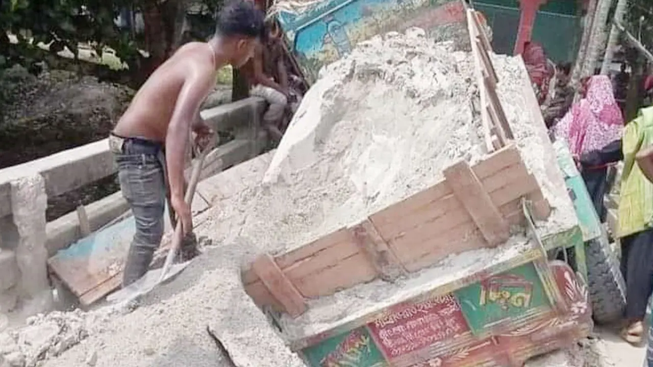 কুষ্টিয়ায় ভাঙা ব্রিজে আটকে গেল বালুবোঝাই ট্রলি