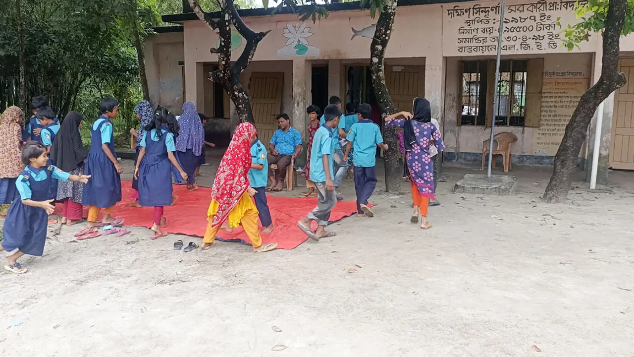 যুবলীগ নেতার দখলে শ্রেণিকক্ষ, মাঠে পাঠদান