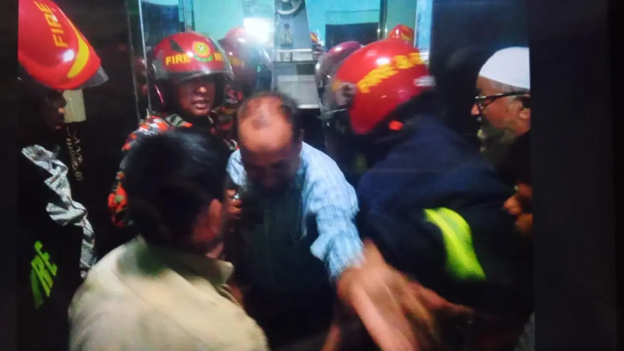 চকবাজারে লিফটে আটকেপড়া ১০ জনকে উদ্ধার করেছে ফায়ার সার্ভিস