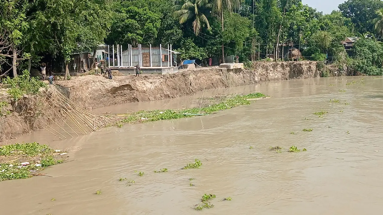 মানিকগঞ্জে ভাঙন আতঙ্কে নদীপাড়ের বাসিন্দারা