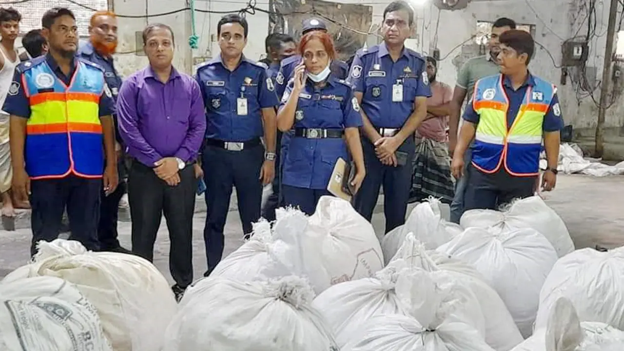 চেয়ারম্যানের গোডাউন থেকে ৩২ কোটি টাকার কারেন্ট জাল জব্দ