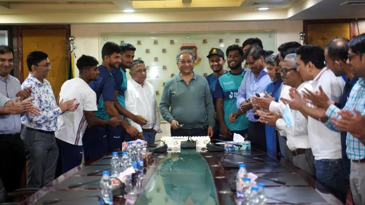 কেক কাটতেই আজ এখানে এসেছি