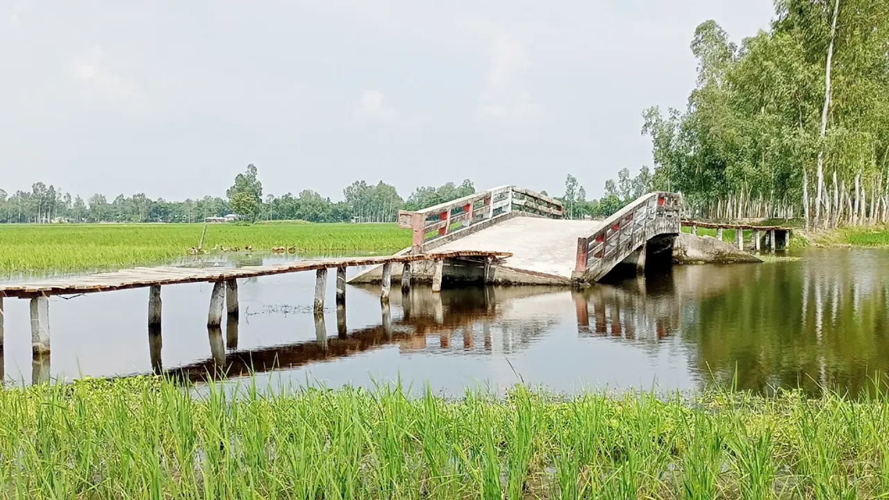 নির্মাণের ৩ মাসের মধ্যে ভেঙে পড়া সেতু সংস্কার হয়নি ৫ বছরেও