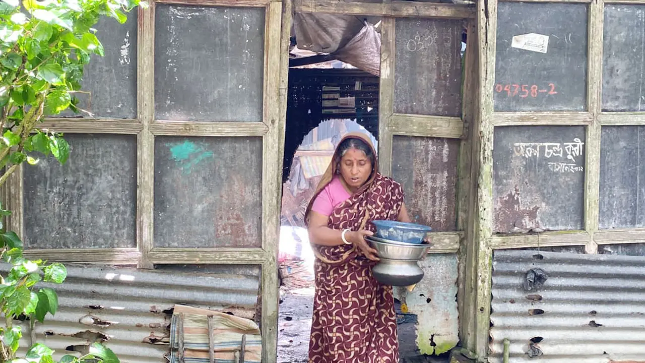 জরাজীর্ণ ঘরে বৃদ্ধ দম্পতির বসবাস, বিয়ে হচ্ছে না ছেলে-মেয়ের