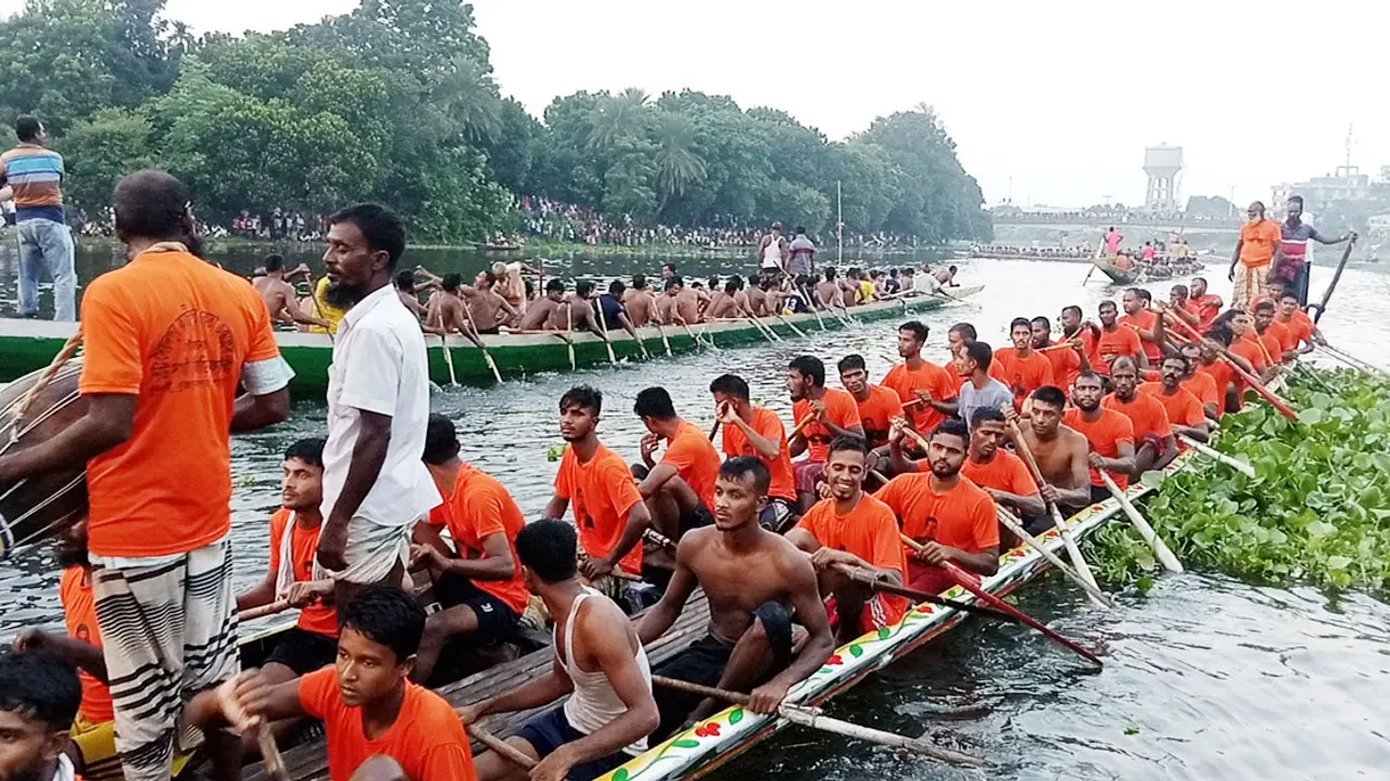 নৌকাবাইচ দেখতে ইছামতি পাড়ে মানুষের ঢল