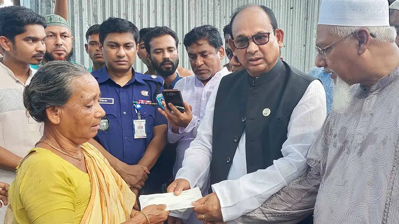 মৃতের স্বজনদের হাতে ২৫ হাজার টাকার চেক তুলে দিলেন দুই মন্ত্রী
