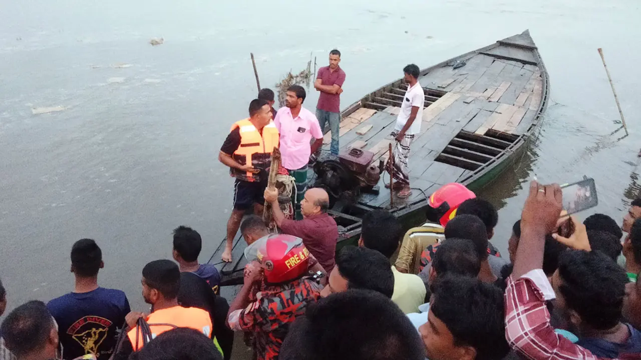 দুর্ঘটনাকবলিত নৌকা দিয়েই চলছে উদ্ধার কাজ