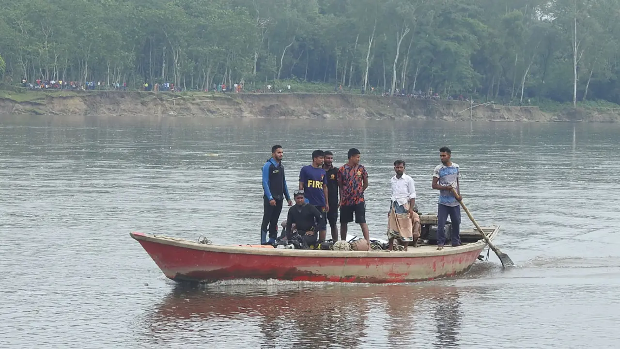 পানিতে না নেমে শুধু নৌকায় ঘুরছে ফায়ার সার্ভিস, অভিযোগ স্বজনদের
