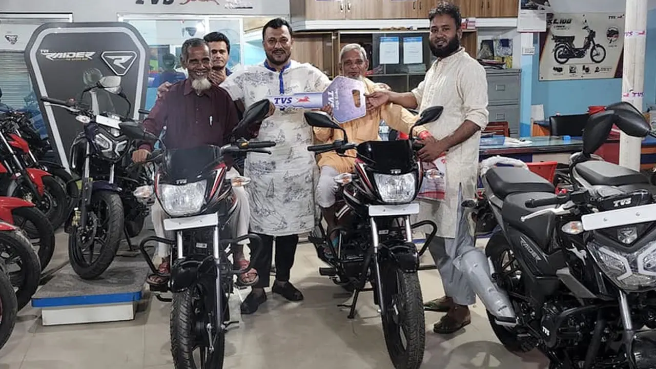 ৪ ইউপি সদস্যকে মোটরসাইকেল কিনে দিলেন চেয়ারম্যান