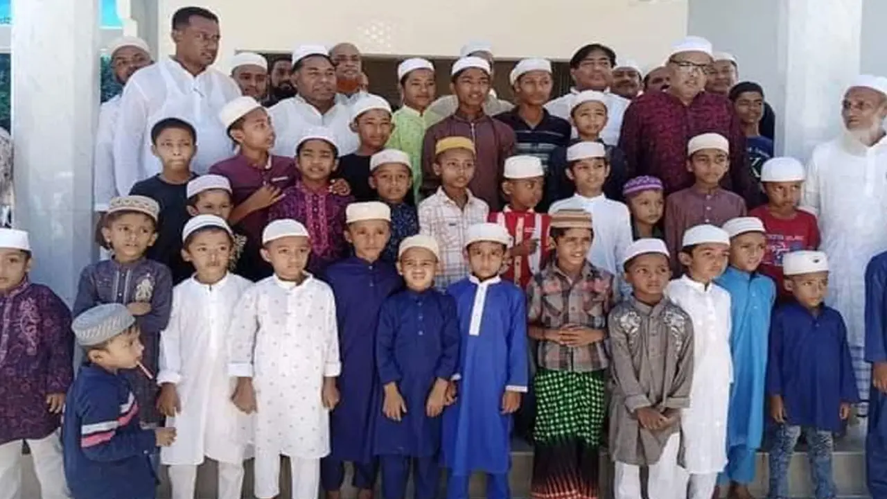 নিয়মিত নামাজ পড়ে পুরস্কার পেল ৩৮ কিশোর