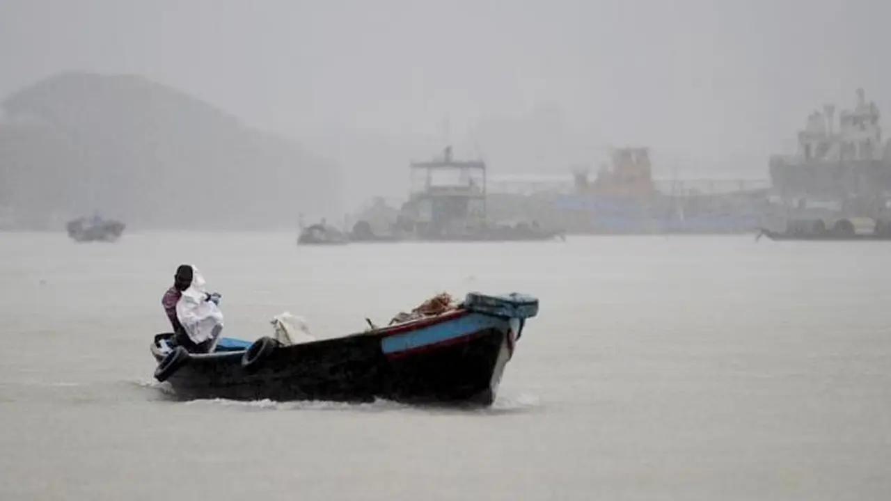 ১৭ অঞ্চলের নদীবন্দরে সতর্ক সংকেত
