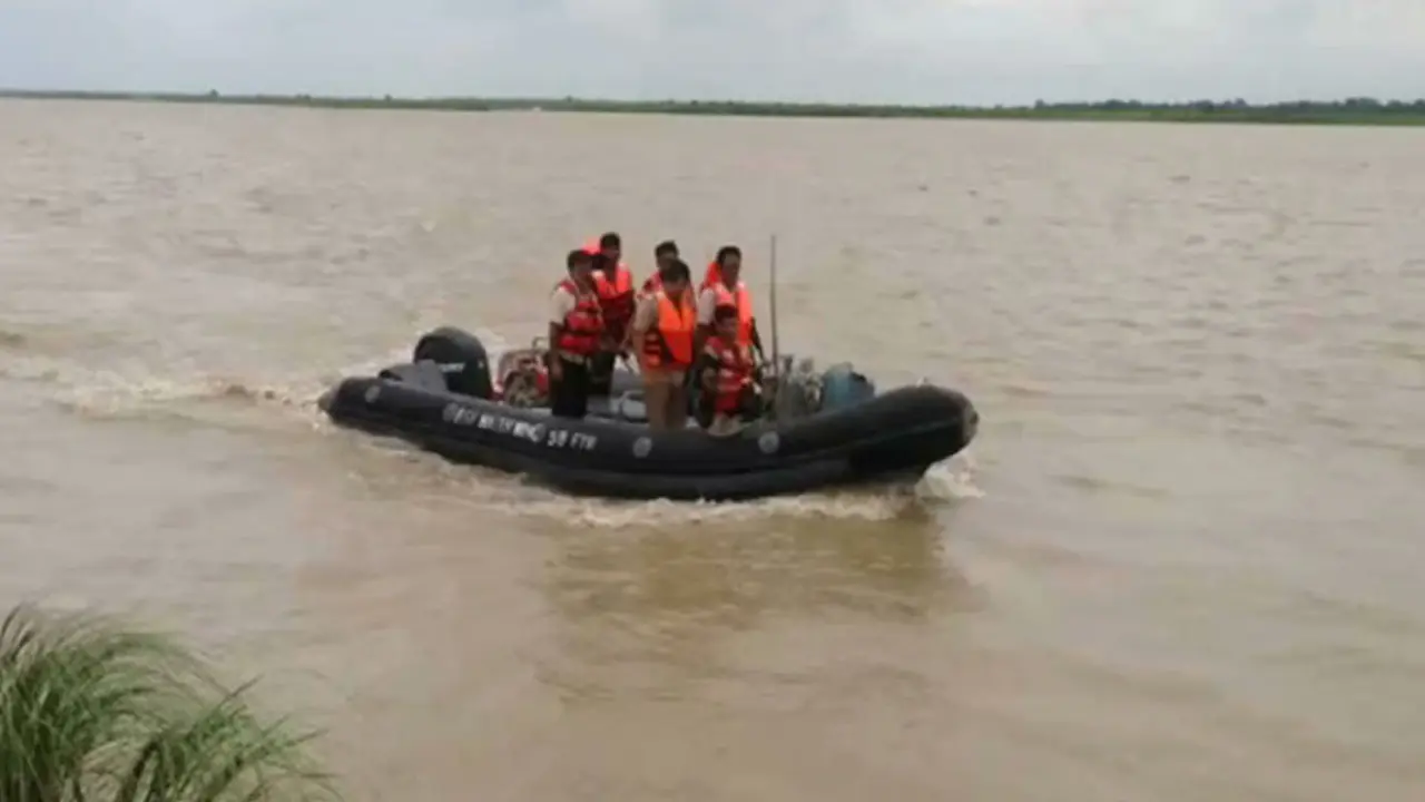রাজশাহীতে পদ্মায় নৌকাডুবি, নিখোঁজ ৪