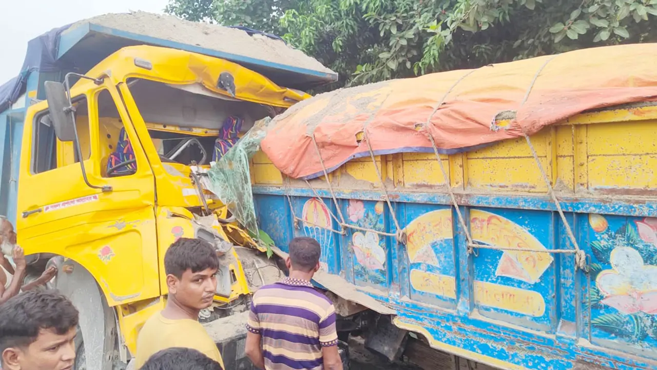 দুই ট্রাকের সংঘর্ষে হেলপার নিহত, বাস উল্টে খাদে