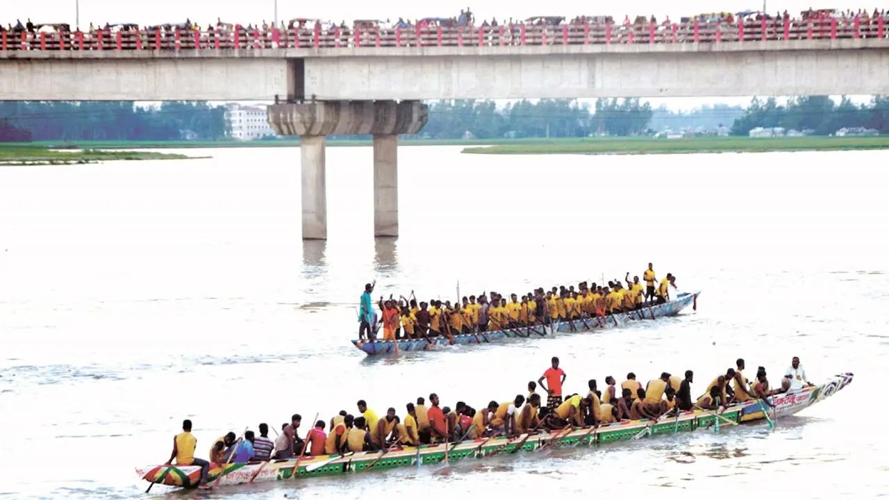নৌকাবাইচ দেখতে তিস্তার পাড়ে মানুষের ঢল