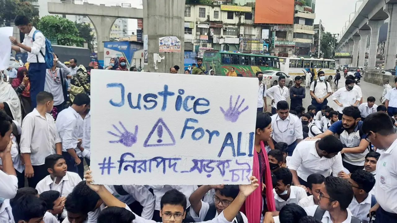 সহপাঠীর মৃত্যু : ফার্মগেটে সড়ক অবরোধ করে শিক্ষার্থীদের বিক্ষোভ