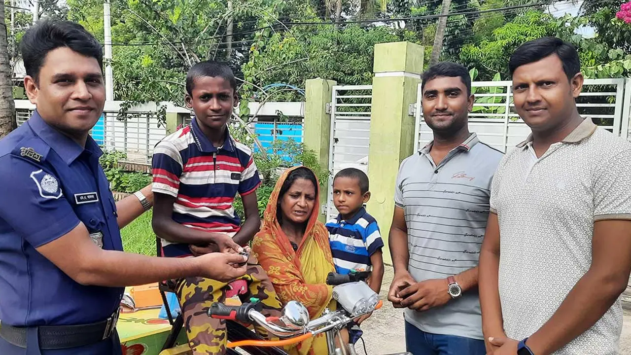 সালমানের আর্তনাদ দেখে নতুন ভ্যান কিনে দিলো পুলিশ সদস্য আকবর