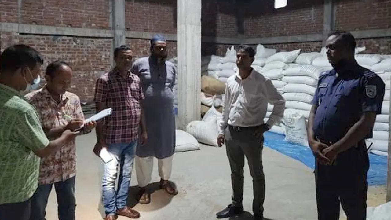 গাইবান্ধায় অবৈধভাবে মজুতের ৮০০ বস্তা সার জব্দ