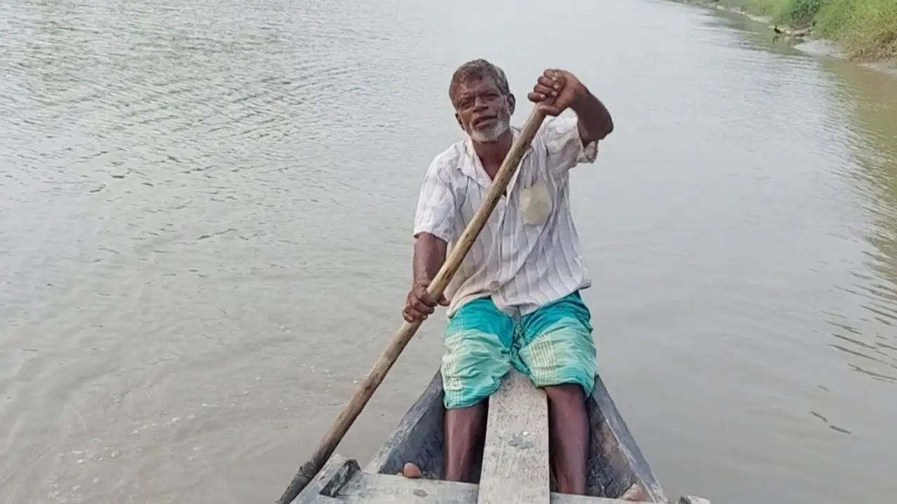 এখনো ২ টাকায় খেয়া পারাপার করেন কানু মাঝি