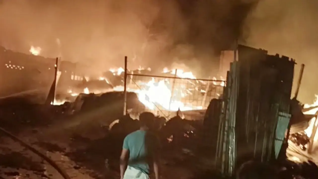 সাভারে গভীর রাতে ঝুটের গোডাউনে আগুন