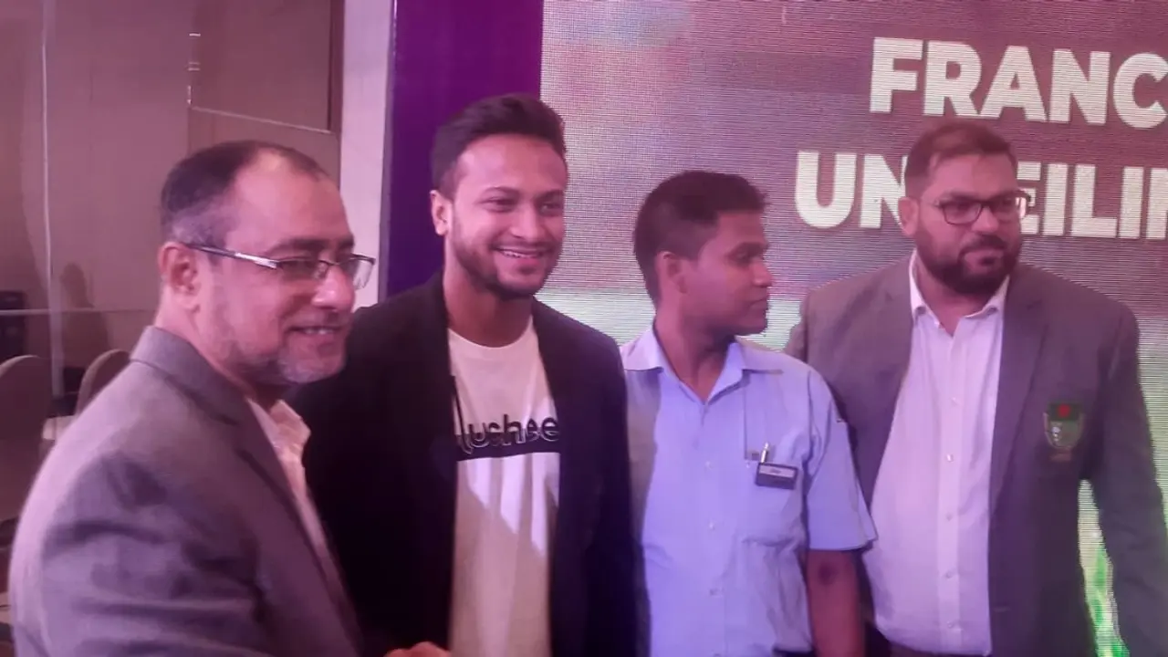 সাকিবের লকারেও থাকত হকি স্টিক