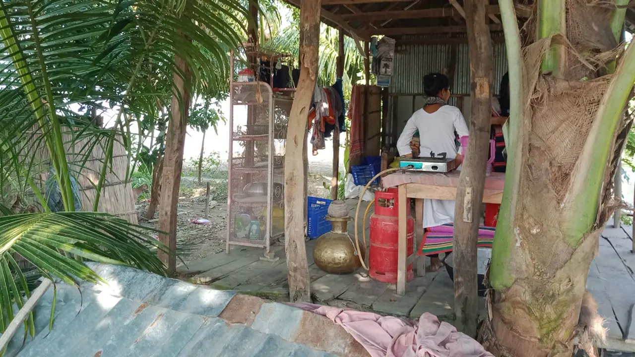 ভাঙন আতঙ্কে নির্ঘুম রাত কাটাচ্ছে জাজিরার নদী পাড়ের মানুষ