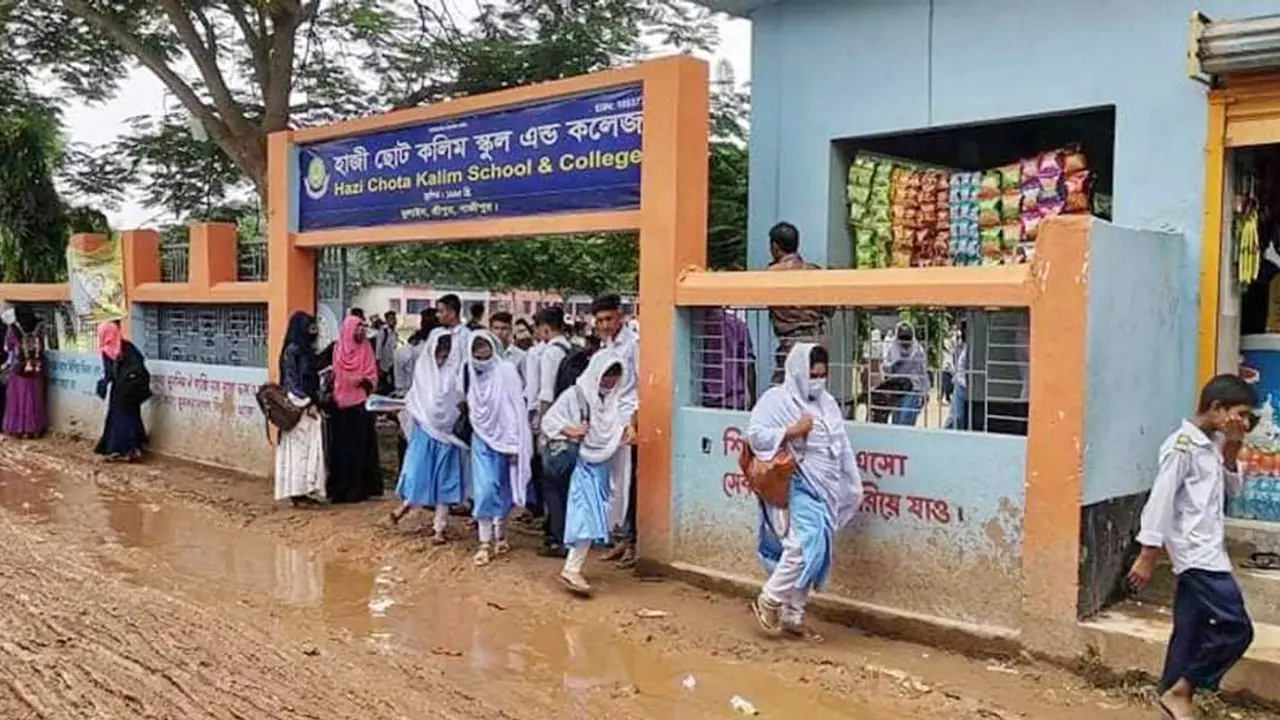 এসএসসি পরীক্ষার কক্ষে ফেসবুক লাইভ করায় দুই শিক্ষার্থী বহিষ্কার