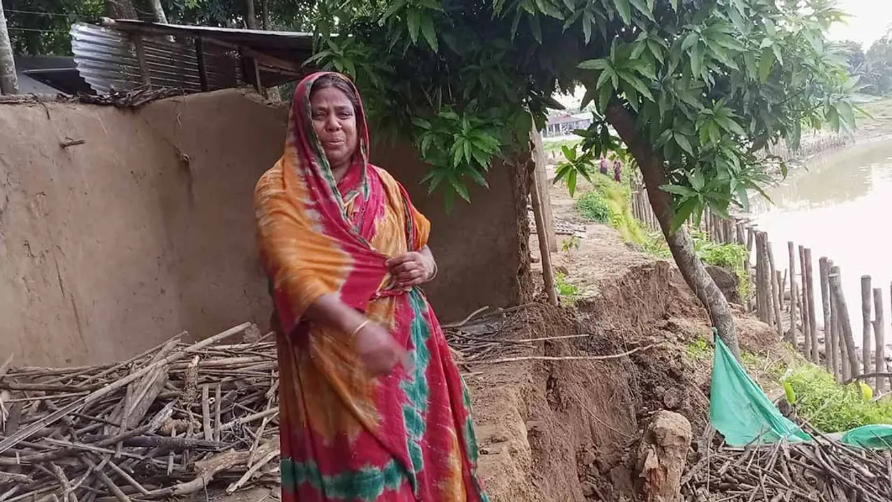 ঘর-বাড়ি কিছুই নেই জোসনার, স্বামীসহ ঘুমায় অন্যের বাড়িতে