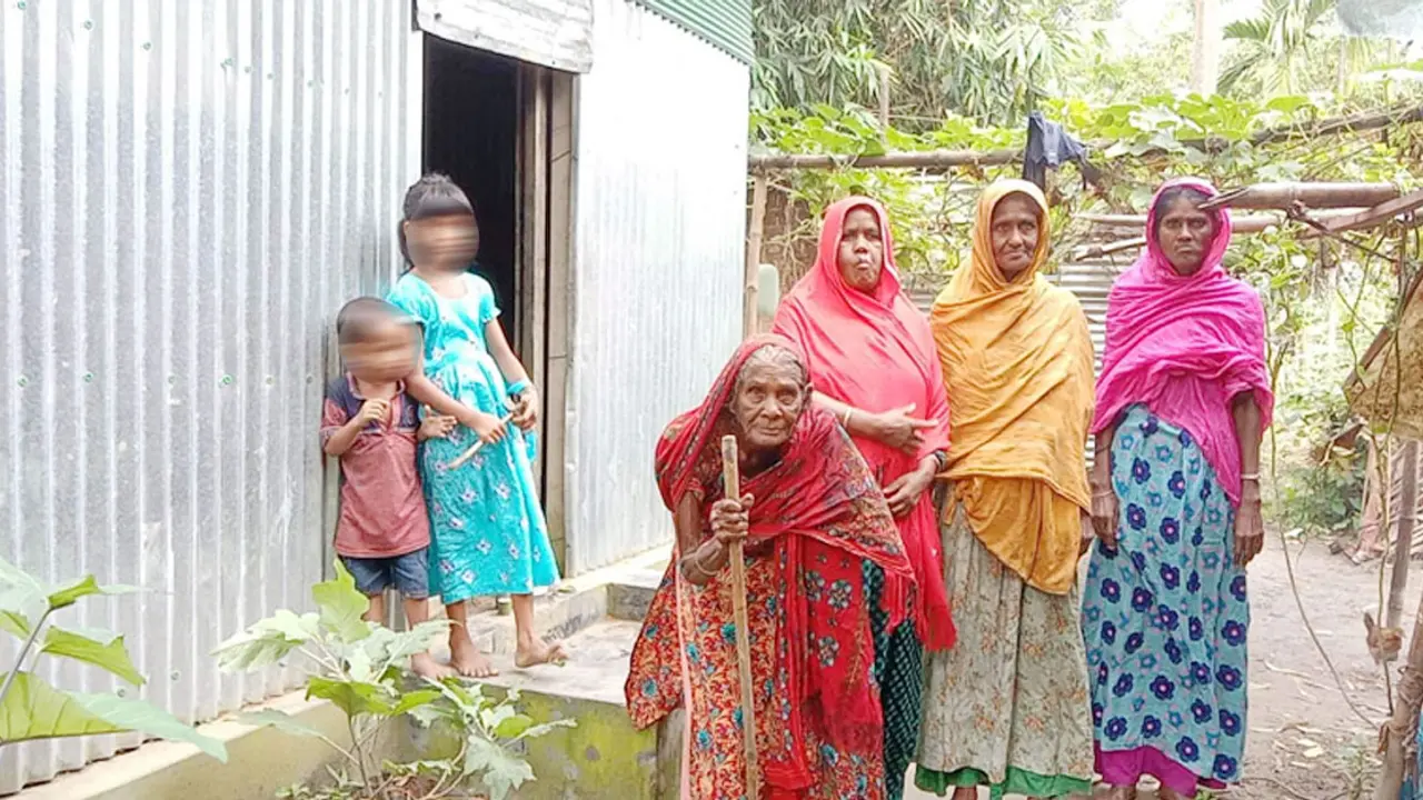 ৬ সদস্যের চারজনই প্রতিবন্ধী, সংসার চলছে ভিক্ষা করে