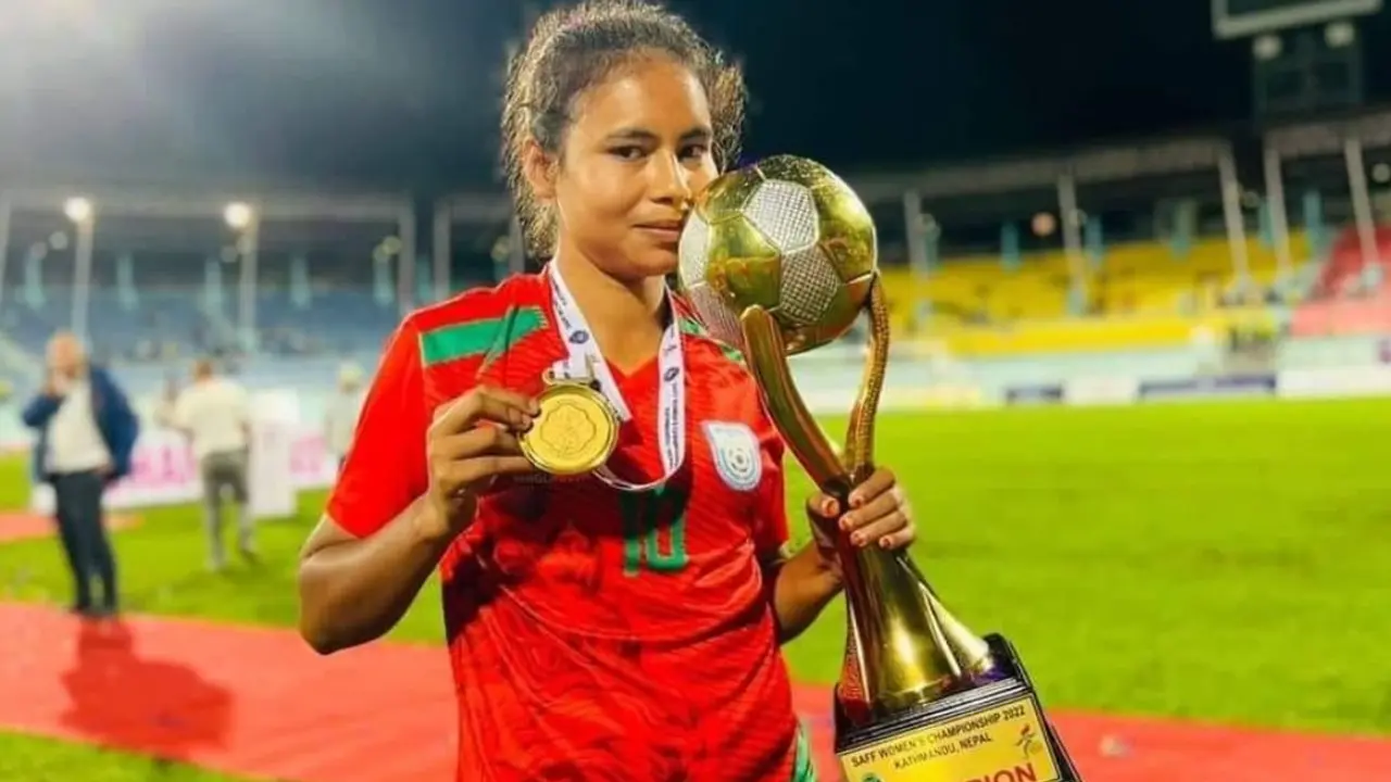 বর্গাচাষী বাবার কন্যা স্বপ্নার ফুটবল নিয়ে ঘুরে দাঁড়ানোর গল্প