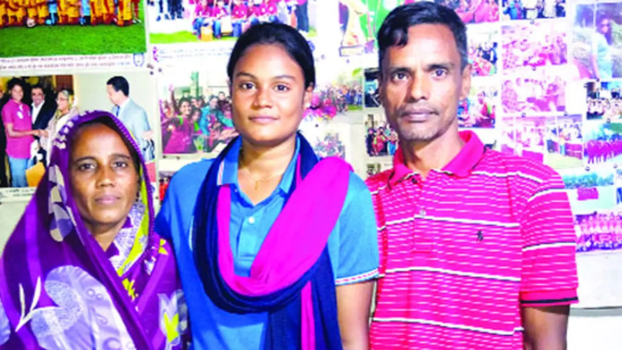 সাফজয়ী ফুটবলার আঁখির বাবাকে পুলিশের হুমকি