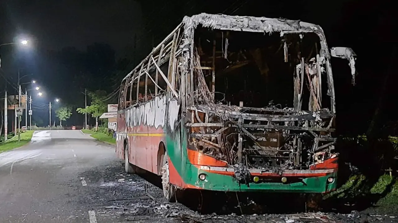 বিআরটিসির বাসে আগুন, অল্পের জন্য রক্ষা পেলেন ঢাবির ৪৬ শিক্ষার্থী