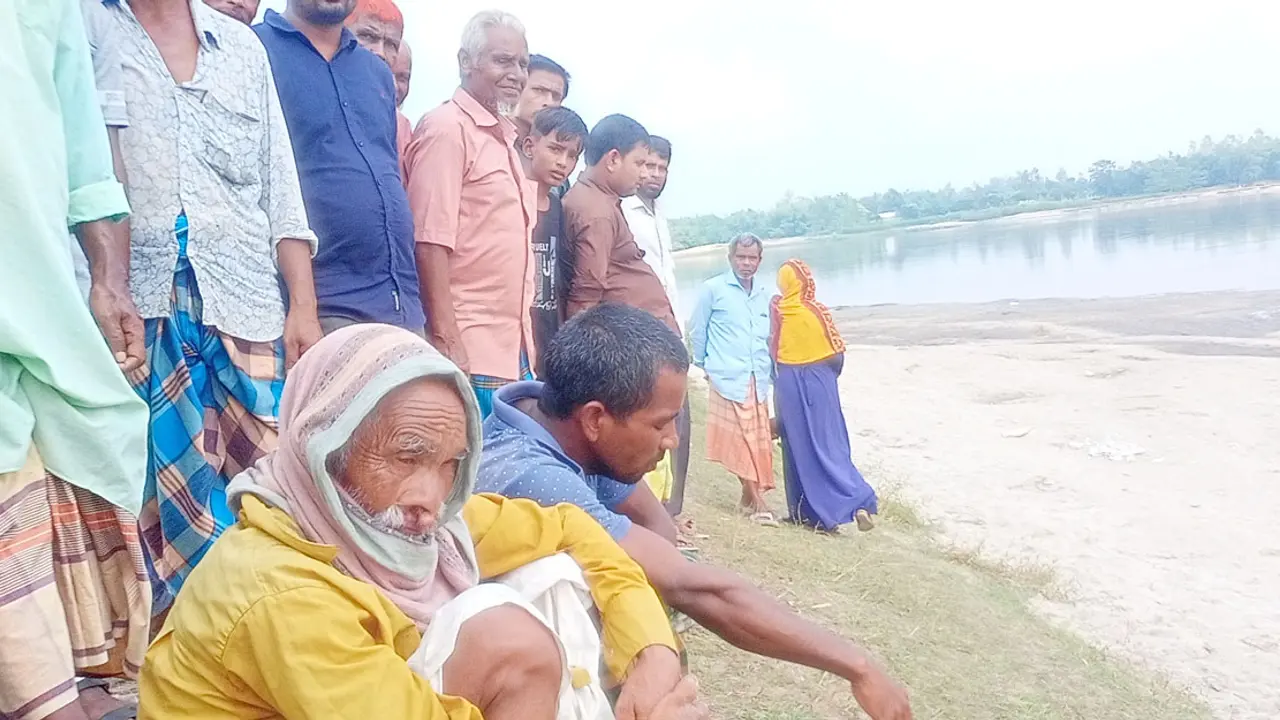 নদীর পাড়ে ছেলের লাশের অপেক্ষায় বৃদ্ধ বাবা