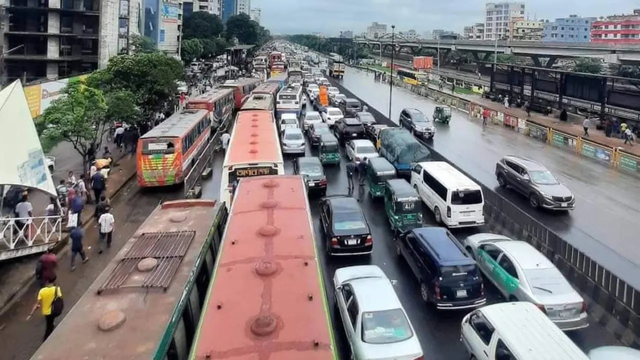 ঘণ্টায় ১০টি গাড়িও ঢুকছে না গাজীপুরে, যানজট রাজধানীজুড়ে