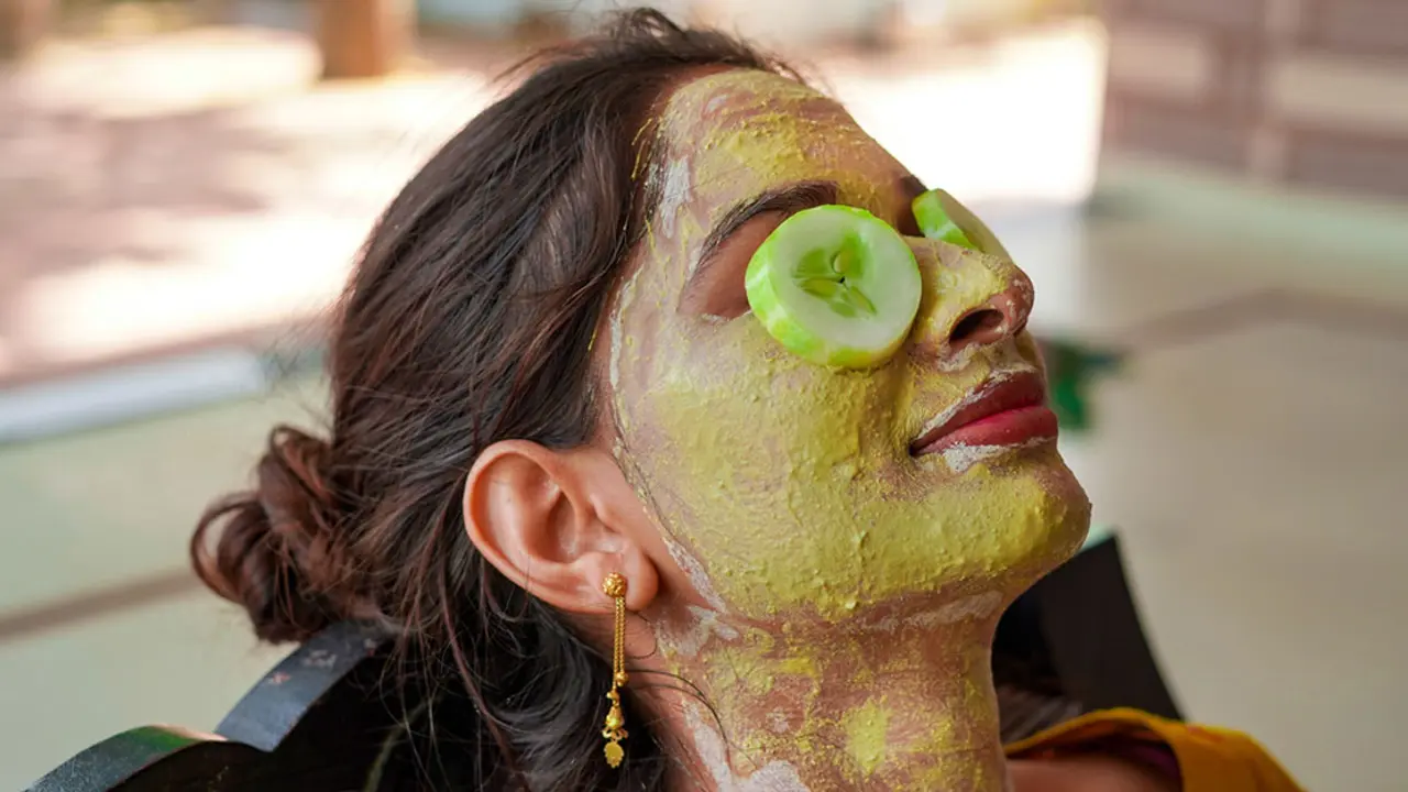 ত্বকের যত্নে তুলসি পাতা