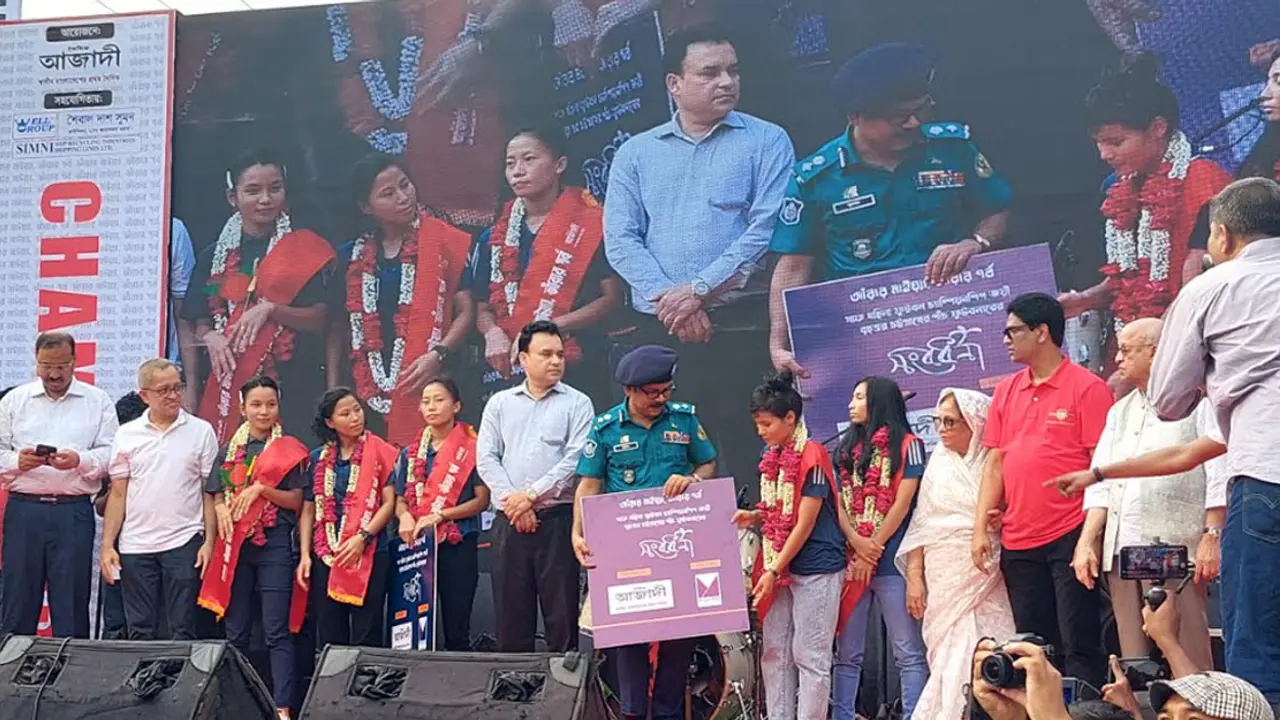 সাফ জয়ী পাঁচ নারী ফুটবলারকে চট্টগ্রামে সংর্বধনা