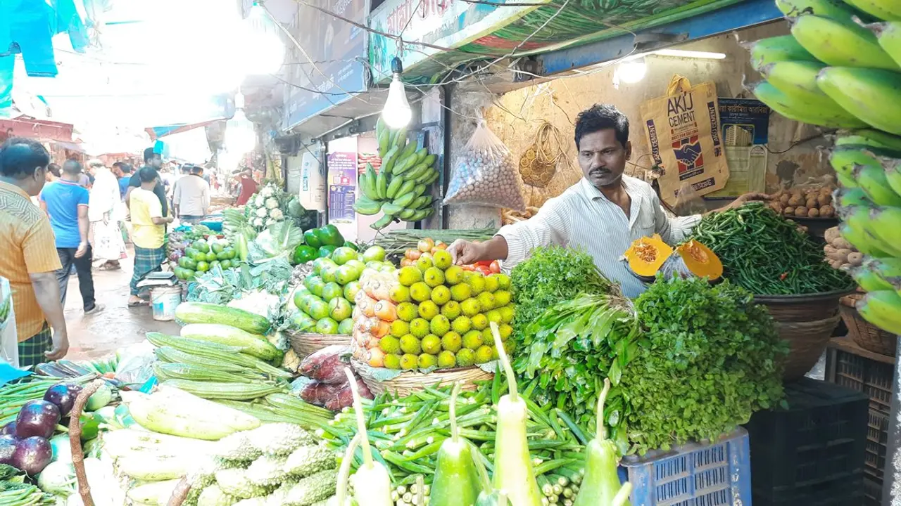 ক্রেতা সংকটেও সবজির বাজার চড়া