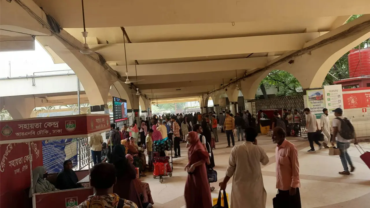 ভোগান্তি কাটিয়ে ট্রেনে স্বস্তির ঈদযাত্রা