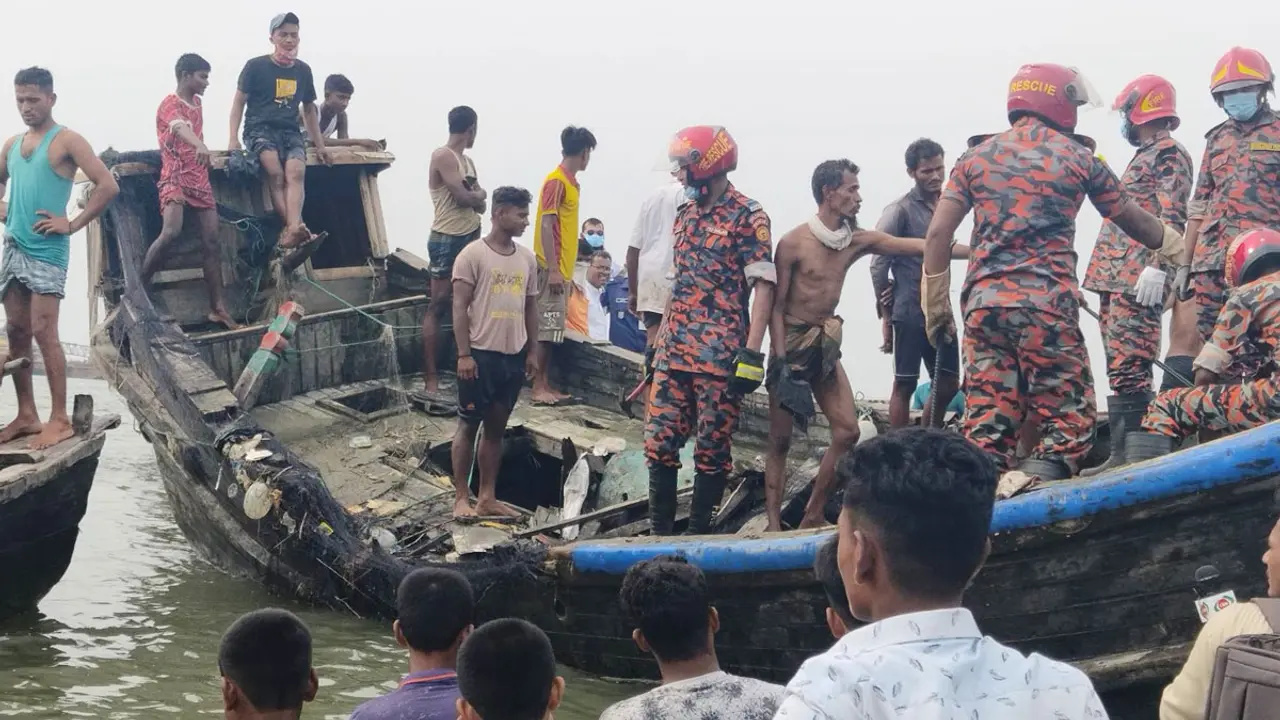 কক্সবাজারে ভাসমান ট্রলার থেকে ১০ জনের মরদেহ উদ্ধার