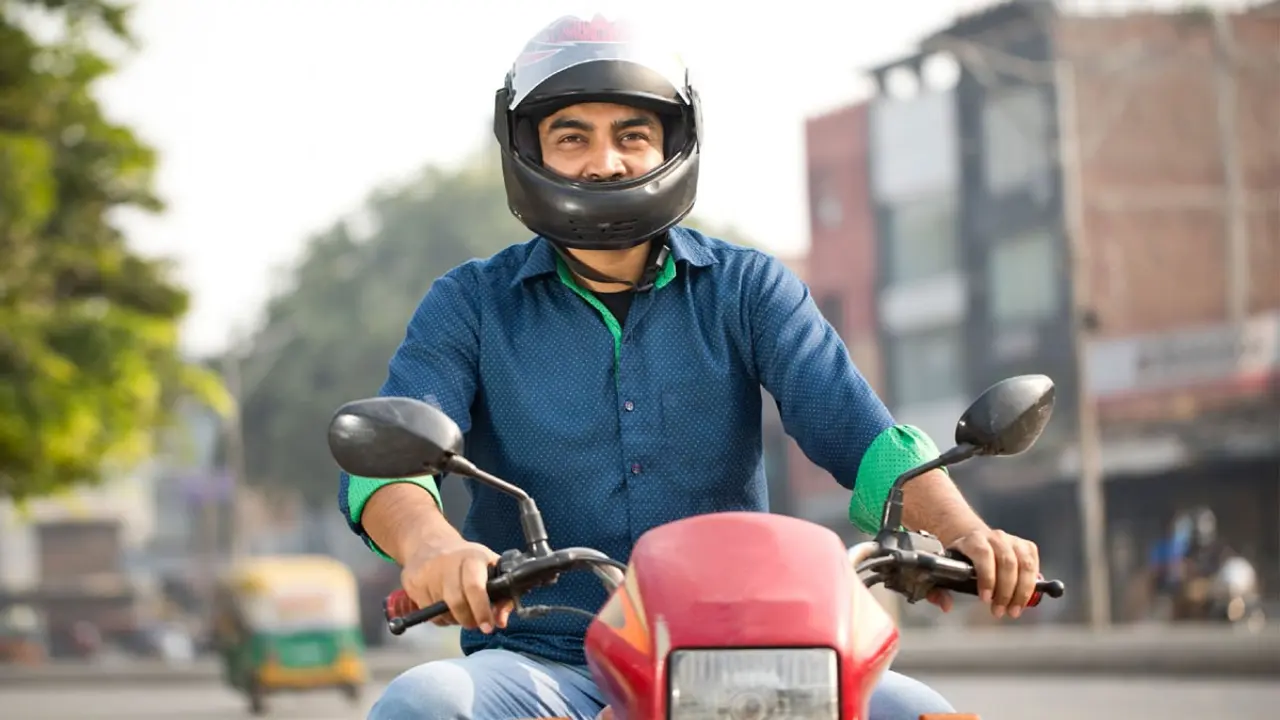রোদে বাইক চালান? যে বিষয়গুলো অবশ্যই খেয়াল রাখবেন