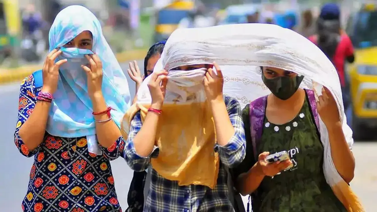 প্রচণ্ড তাপে ঢাকার মতো পুড়ছে দিল্লি-লাহোরও