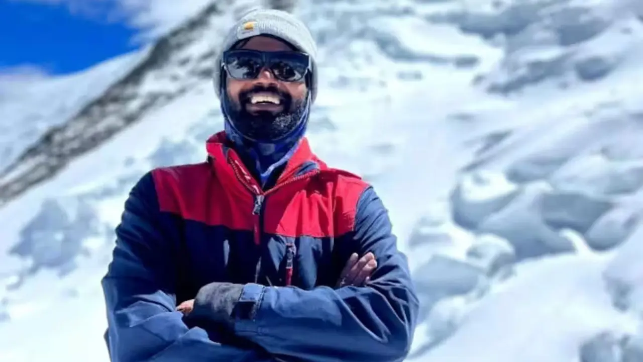 অলৌকিক: গভীর খাদে পড়ে যাওয়া পর্বতারোহী জীবিত উদ্ধার